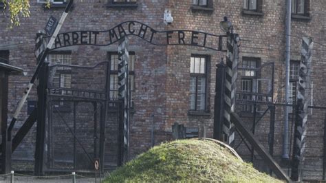A­u­s­c­h­w­i­t­z­ ­K­a­m­p­ı­’­n­d­a­ ­Y­a­h­u­d­i­ ­k­a­r­ş­ı­t­ı­ ­g­r­a­f­i­t­i­